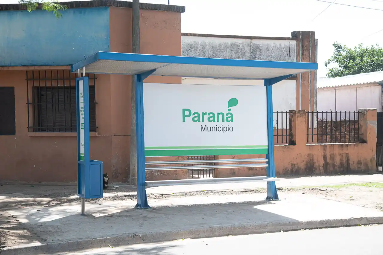Paraná: la ciudad suma 28 nuevas garitas para el transporte público