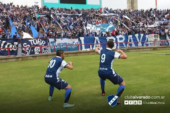 Escott (con la 10) no estará en el partido del viernes. (Foto: Rubén Sánchez - Club Alvarado)