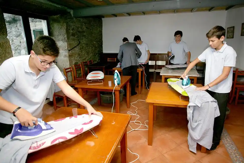 España: una escuela enseña a varones a cocinar, limpiar y planchar