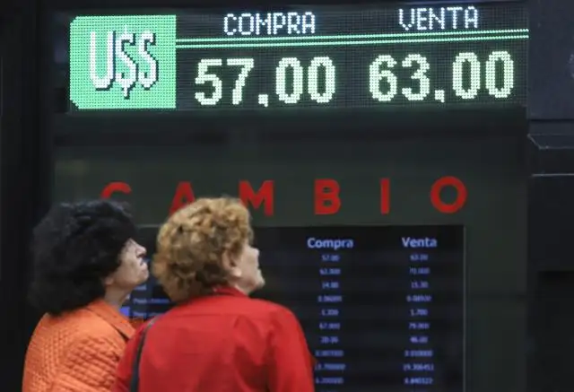 El dólar oficial se mantiene estable y el blue sigue trepando por las nuevas medidas