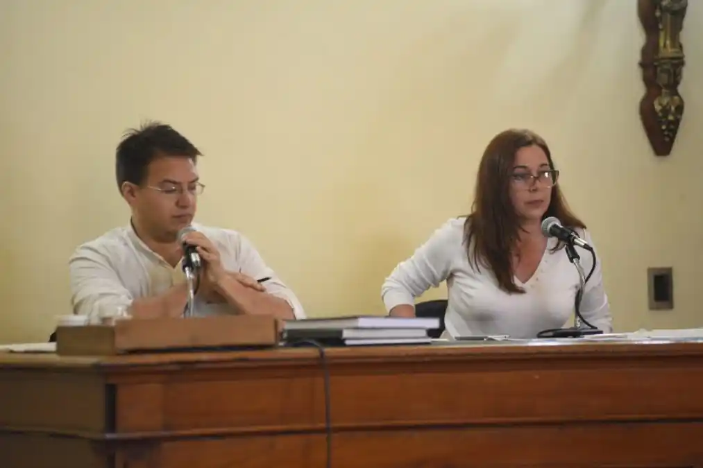 El secretario del Concejo, Leandro Silva, junto a la presidenta provisoria Mariana Farfán 