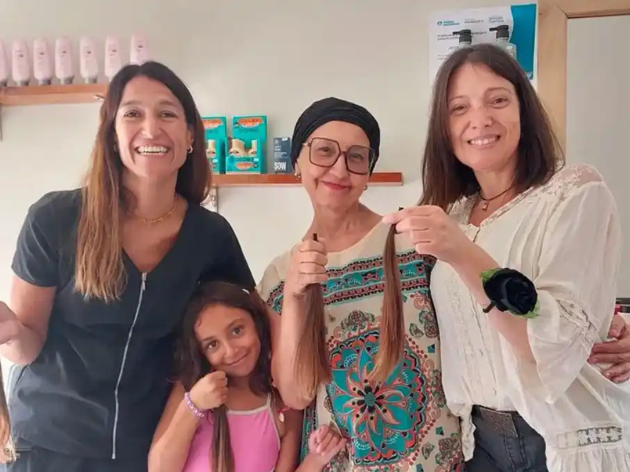 Sibila Colino, recibiendo donaciones de cabello para las pelucas solidarias.
