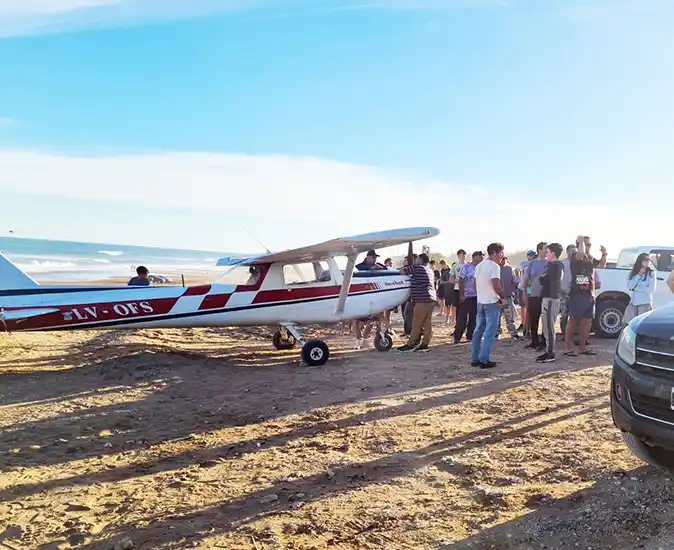 Una avioneta tuvo que aterrizar en la playa