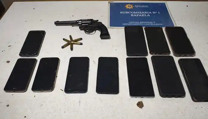 Secuestraron un revólver, marihuana y celulares en un operativo en barrio Mora - 5