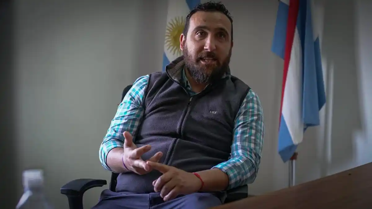 Sebastián Díaz, en su oficina del primer piso de la Anses Gualeguaychú, charlando con ElDía 