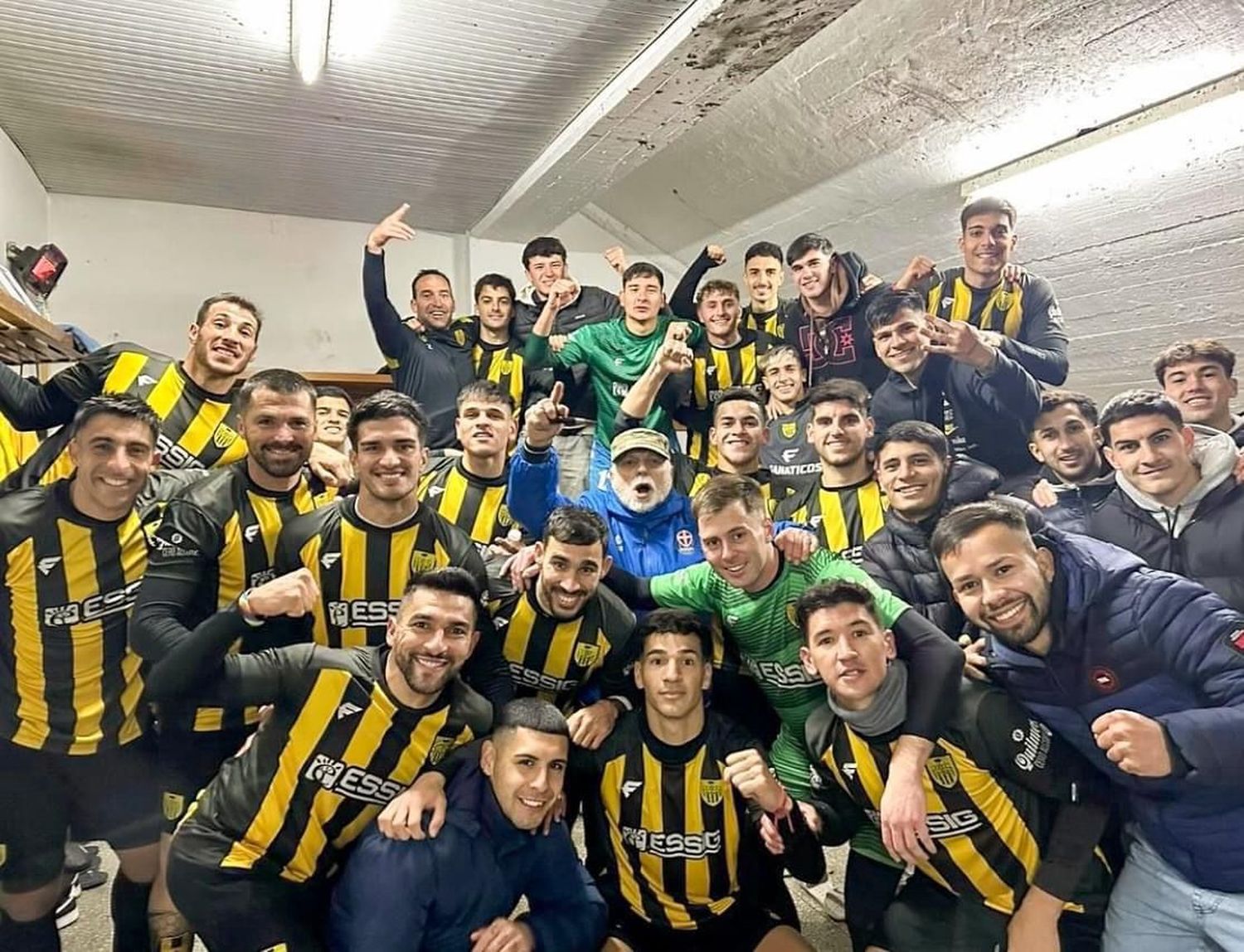 Festejo aurinegro en el vestuario del San Martín.