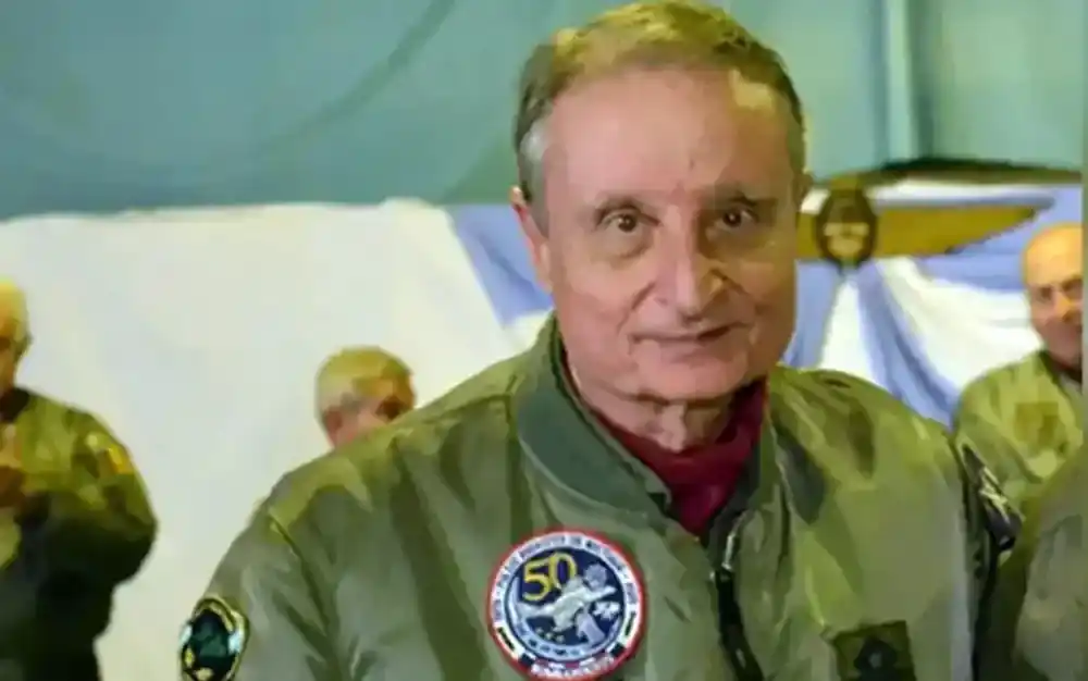 Medalla Honor al Valor en Combate por su labor en la Guerra de Malvinas, se va del Servicio Meteorológico Nacional por "razones personales".