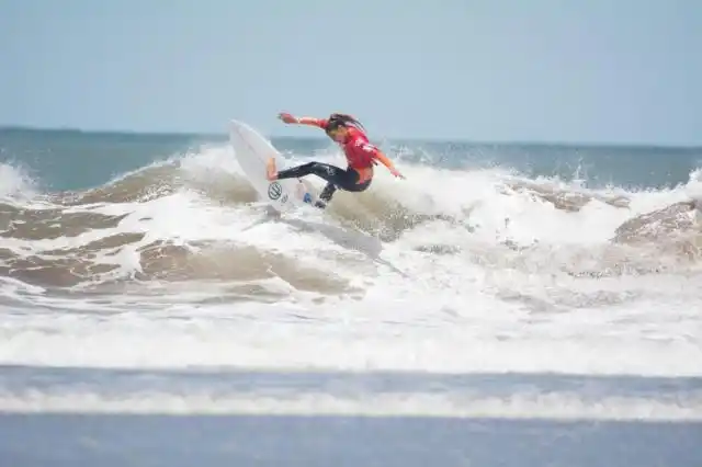 La hija del bajista de los Cadillacs, la nueva joya del surf argentino