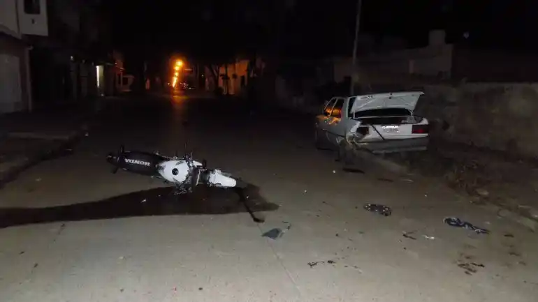 Dos jóvenes impactaron violentamente contra un auto estacionado: Están en grave estado