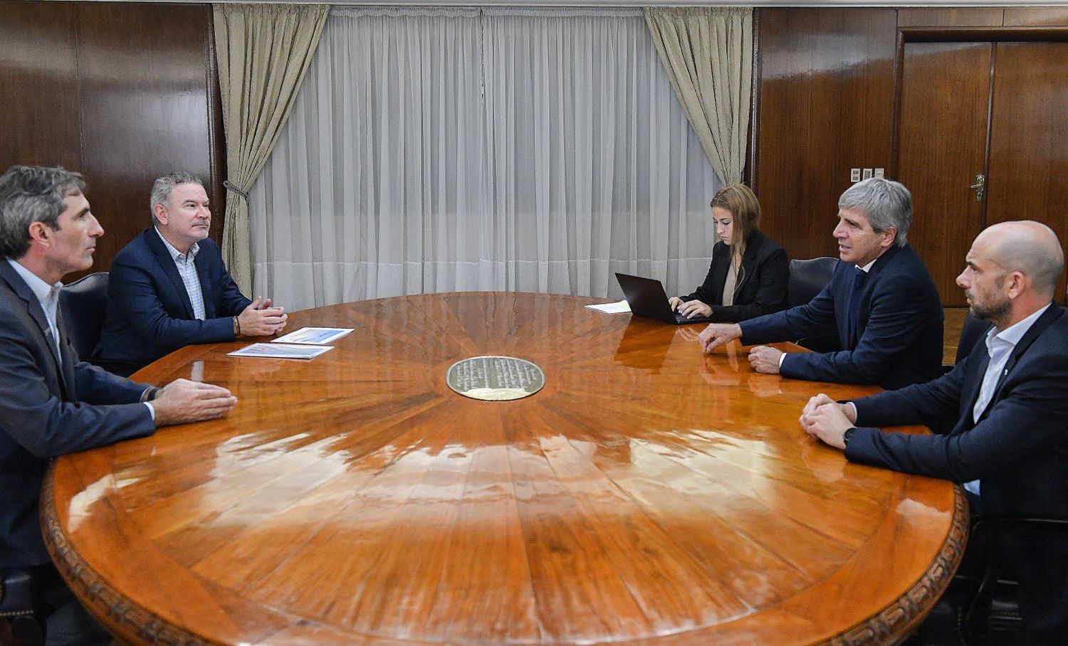 Reunión del ministro de Economía con JetSmart ante posible nuevos paros en Aerolíneas Argentinas