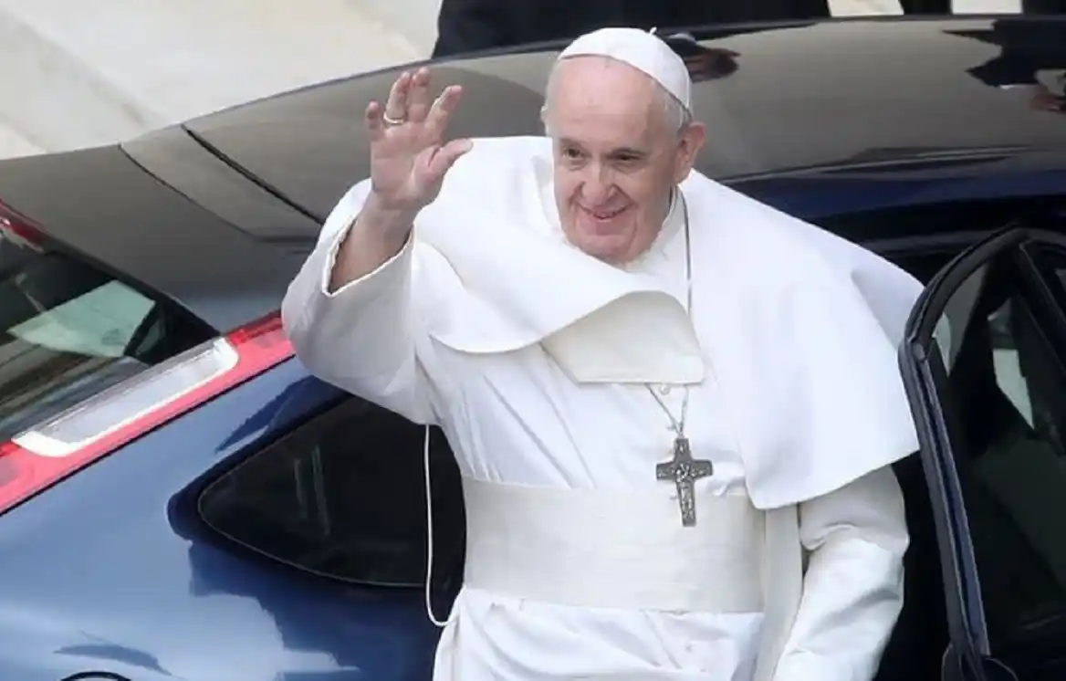 El papa Francisco fue operado con éxito de un problema en el colon