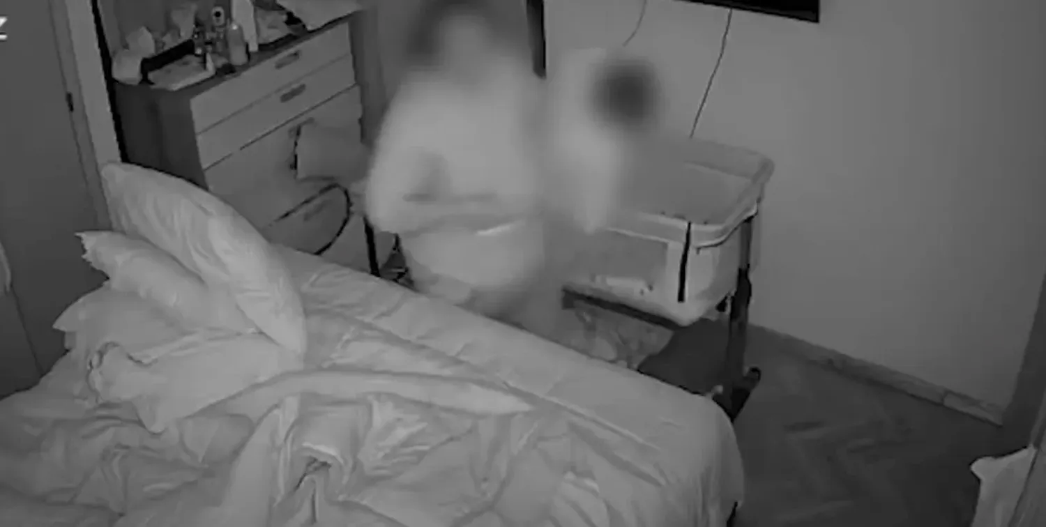 Una niñera fue detenida por golpear y asfixiar a un bebe mientras estaba bajo su cuidado.