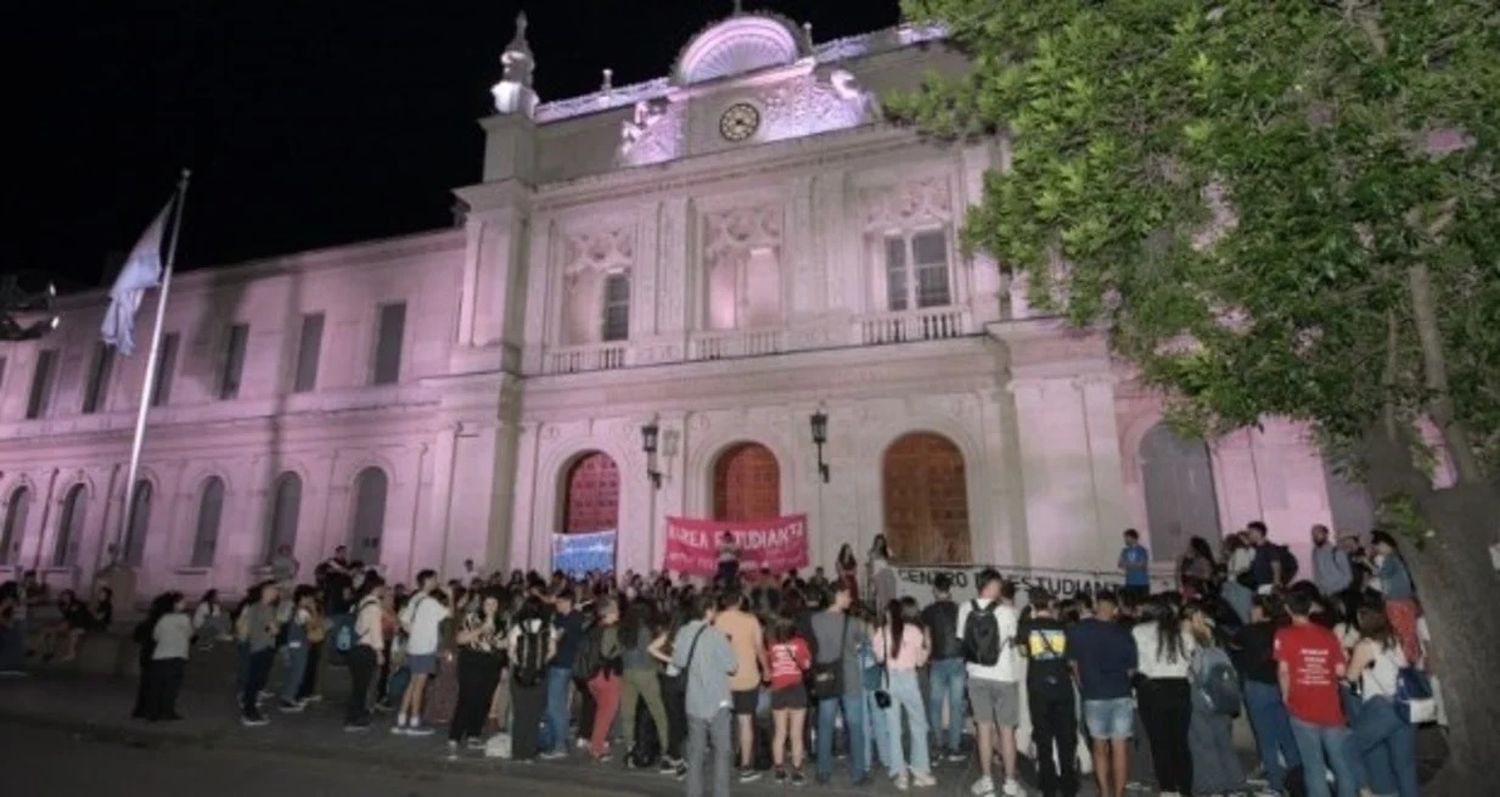 Este miércoles por la noche, hubo una reunión en la puerta del Rectorado de la UNL para consensuar las siguientes acciones de la asamblea. Foto: Manuel Fabatía