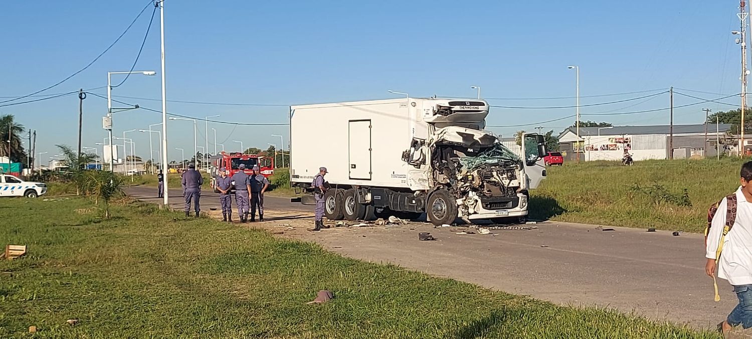 Un camión chocó un acoplado estacionado que terminó embistiendo una casa