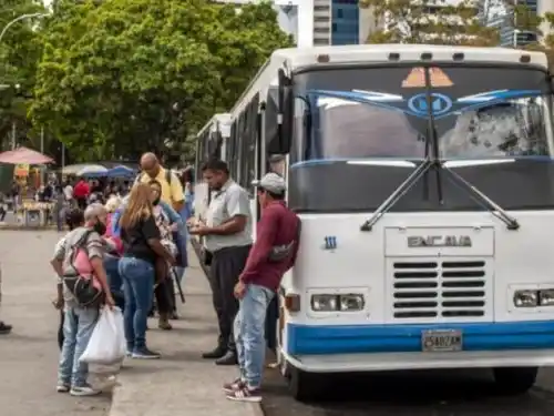 Ministerio de Transporte autoriza aumento del pasaje urbano a Bs.40