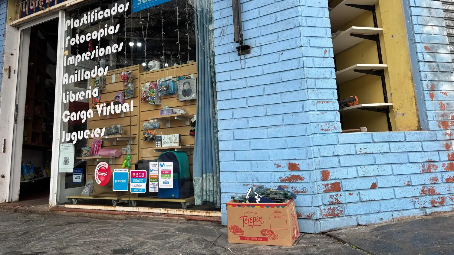 Los delincuentes rompieron la vidriera, arrancaron la reja y vaciaron el local.