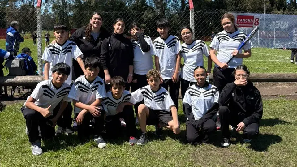 El equipo de sóftbol de la Escuela Primaria N°1