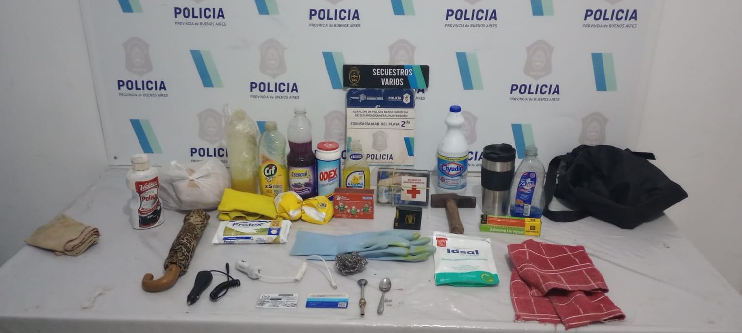 Una mujer robó elementos de limpieza del interior de un utilitario en el centro