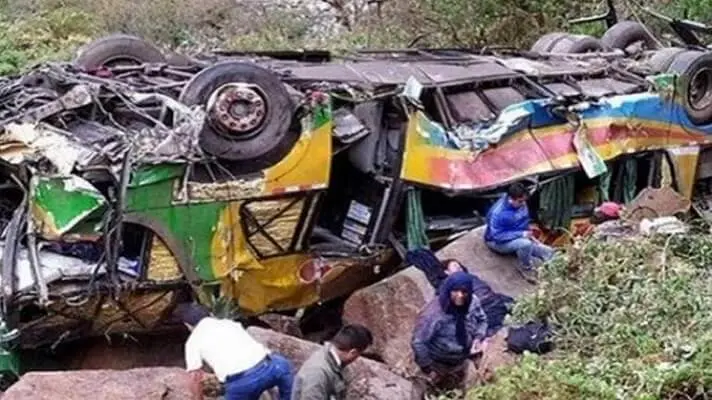 ¡TRAGEDIA EN ECUADOR! Autobús se precipita por un barranco y deja saldo de 9 muertos