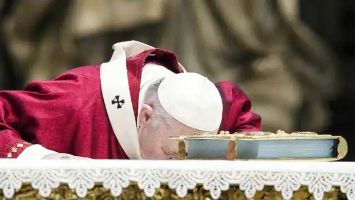 El Papa considera «inútil e incluso molesto que los cristianos pierdan el tiempo quejándose del mundo, de la sociedad»