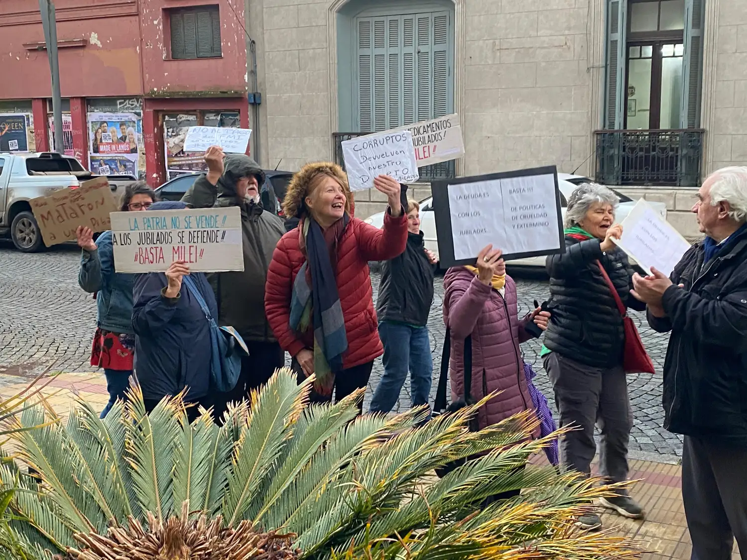 El grupo, conformado por alrededor de 20 personas, se presentó en la puertas del Hotel Libertador para expresar su disgusto con la visita  del presidente de la Cámara de Diputados.