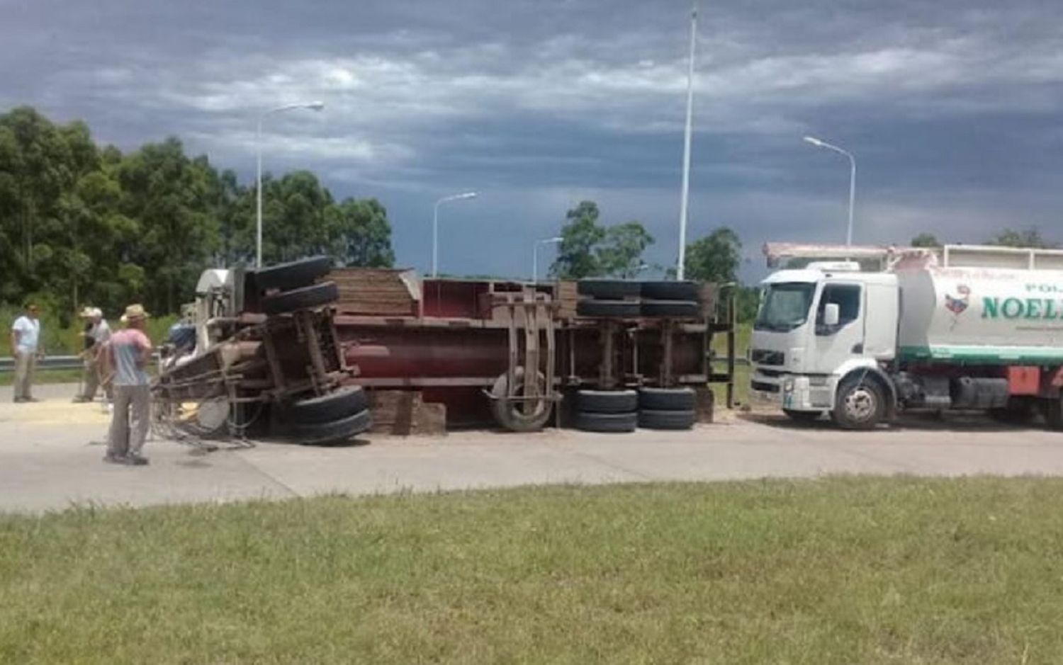 Volcó un acoplado al intentar doblar en una rotonda desde la Autovía Gral. Artigas