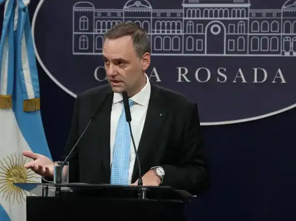 El Gobierno anunció una reforma para que hospitales y universidades públicas puedan cobrar aranceles a extranjeros