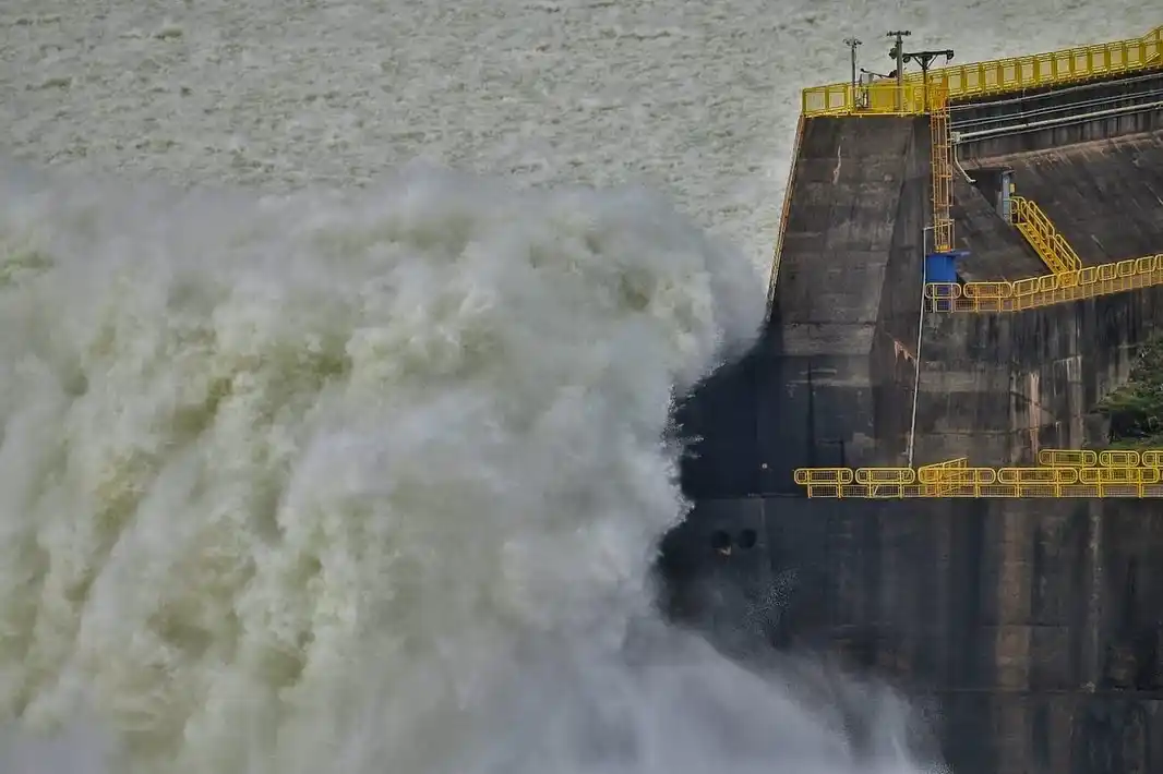 Las compuertas del vertedero de la represa de ITAIPU se abrieron este sábado 14 a las 06:08 mostrando su magnificencia en todo su esplendor.