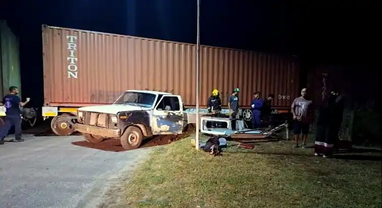 Carbó: tren colisionó una camioneta con ocho ocupantes