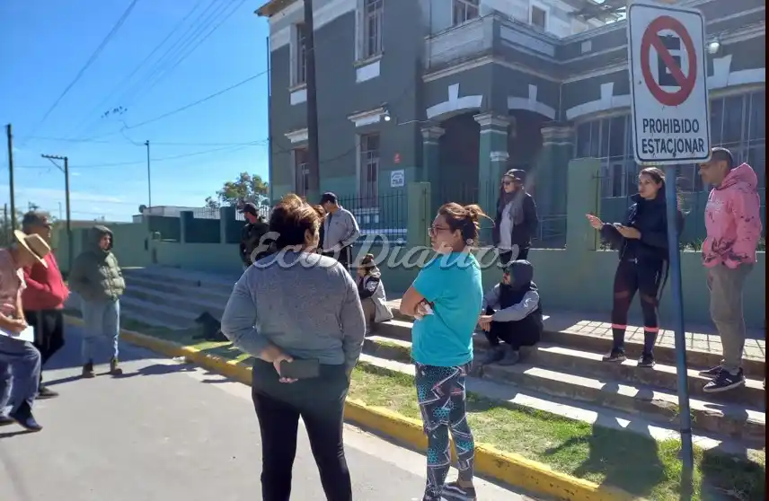 Cara a cara. Estuvieron ayer a la mañana, vecinos de Quequén junto a efectivos policiales