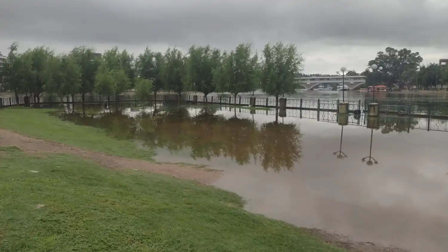El lago San Roque se llenó y se inundó la costanera de Carlos Paz - 3