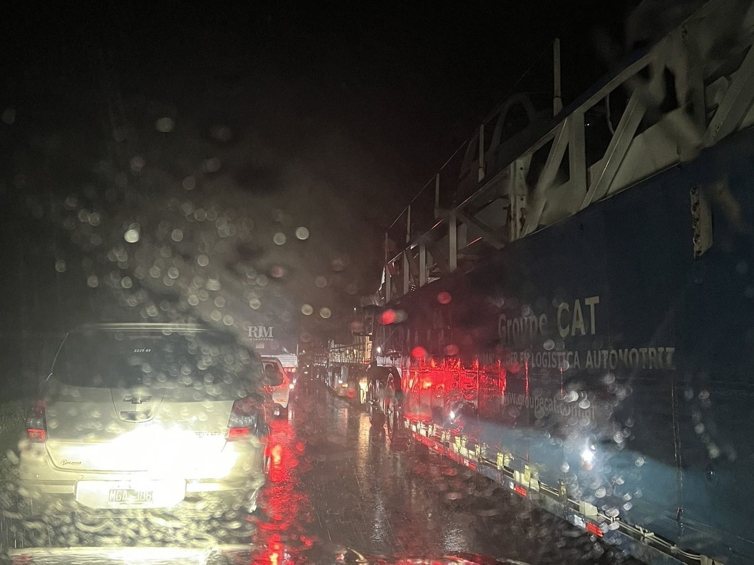Largas filas sobre Ruta Nacional 9. Vialidad también cortó la Ruta 8.
Foto: Gentileza.