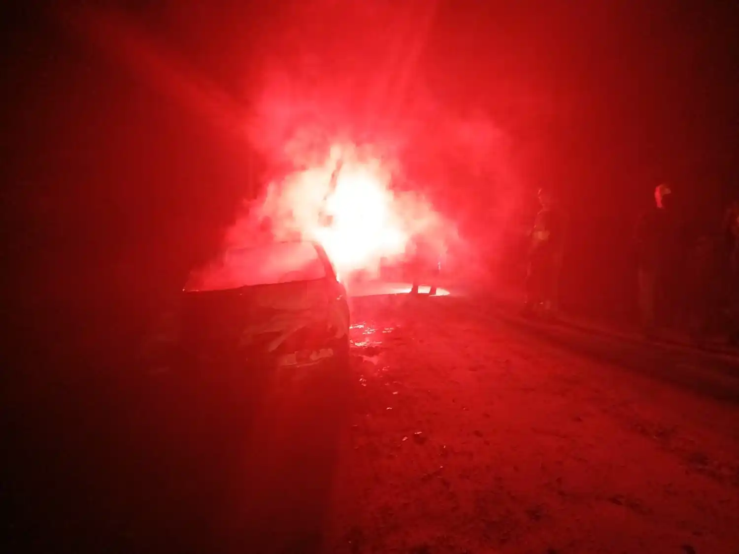 Un vehículo fue consumido por las llamas a pocos kilómetros de Ceibas