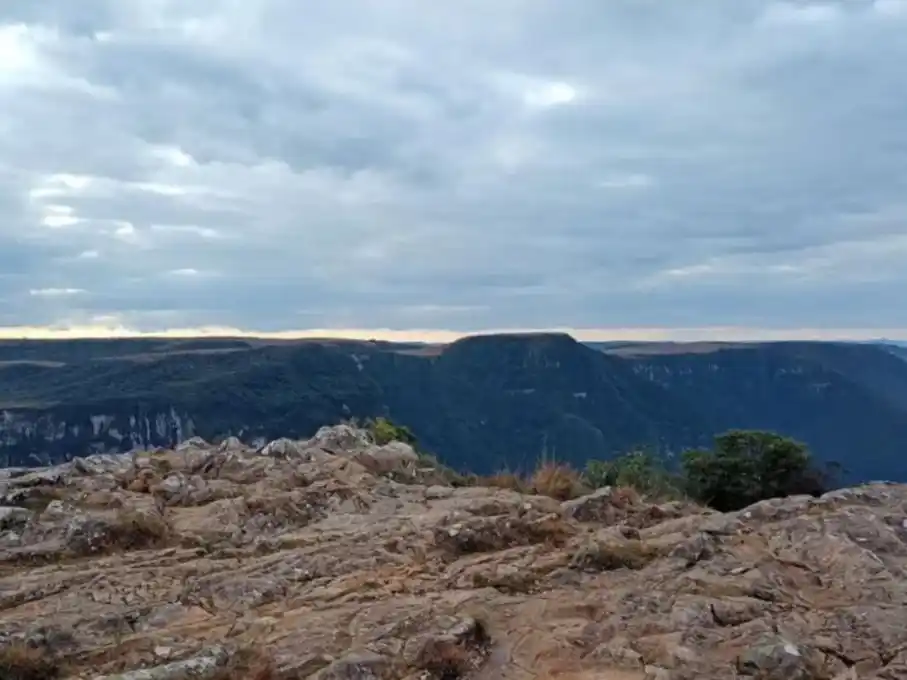 una nena callo por un caño en un parque nacional en Brasil 1