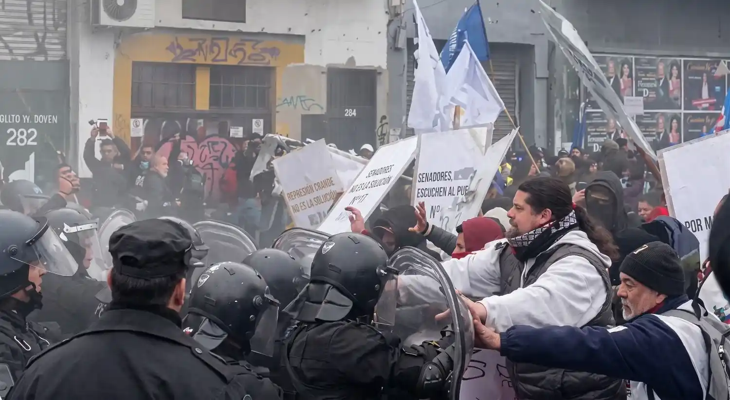 Caos en los accesos a la Ciudad de Buenos Aires: incidentes en Puente Pueyrredón y cortes en otros puntos del Conurbano