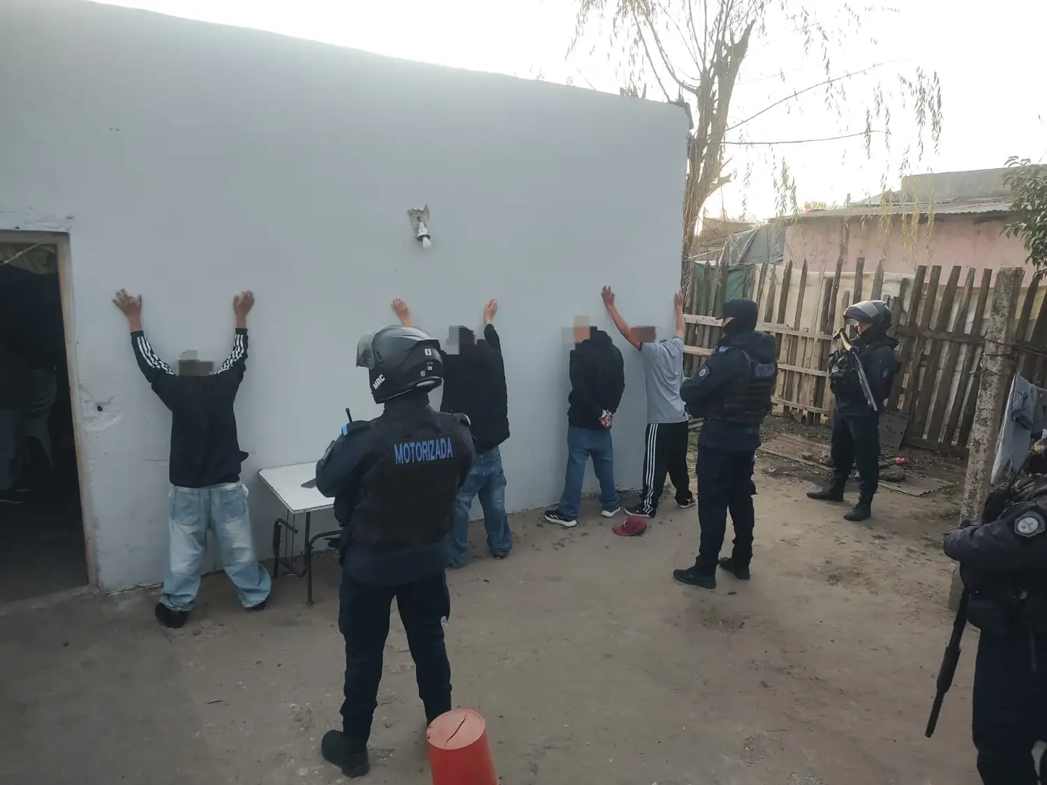 Allanamientos por una causa de amenazas terminaron con el secuestro de 260 envoltorios de cocaína y tres detenidos