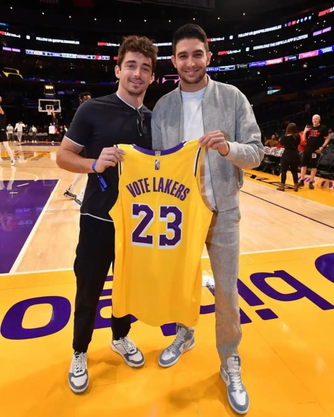 Charles Leclerc y Esteban Ocon pasaron a ver a Los Ángeles Lakers de Lebron