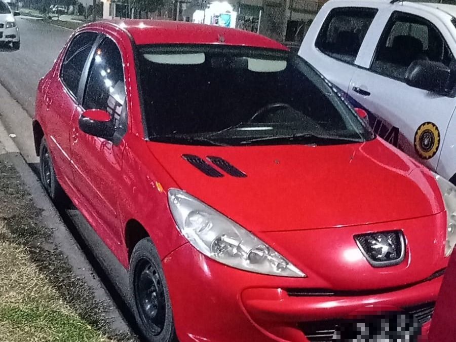 Secuestraron un auto en pleno centro de Gualeguaychú: los dueños se fugaron saltando tapiales