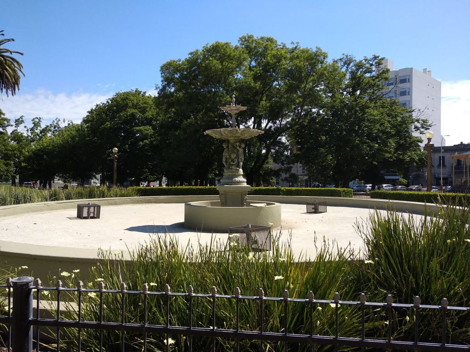 ¿Por qué no funciona hace meses la fuente de la Plaza del centro?