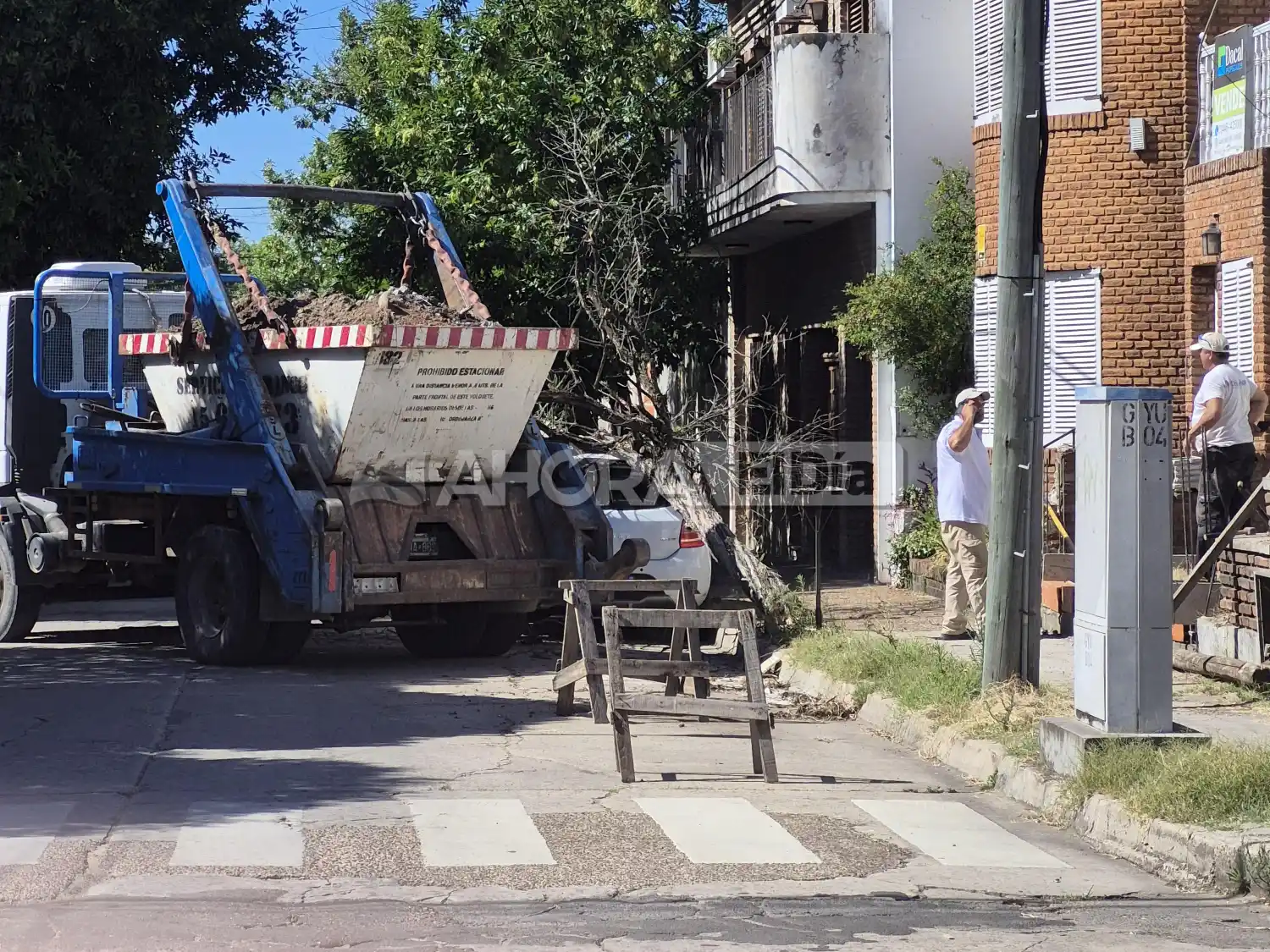Un camión volquetero derrumbó un árbol y cayó contra un auto
