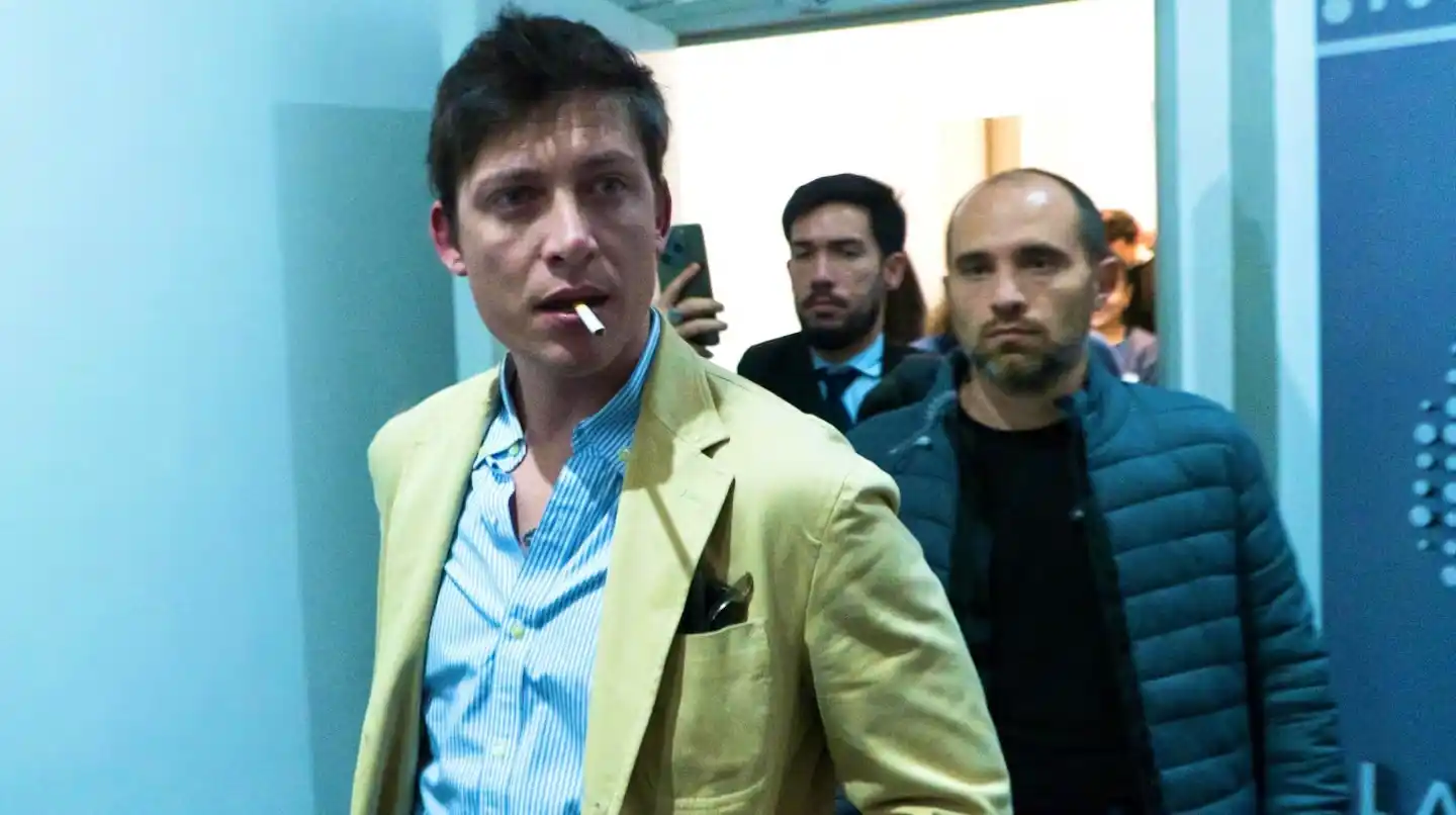 Santiago Caputo intimidó a un fotógrafo y suma otro escándalo: repaso por los gestos más polémicos del asesor de Milei