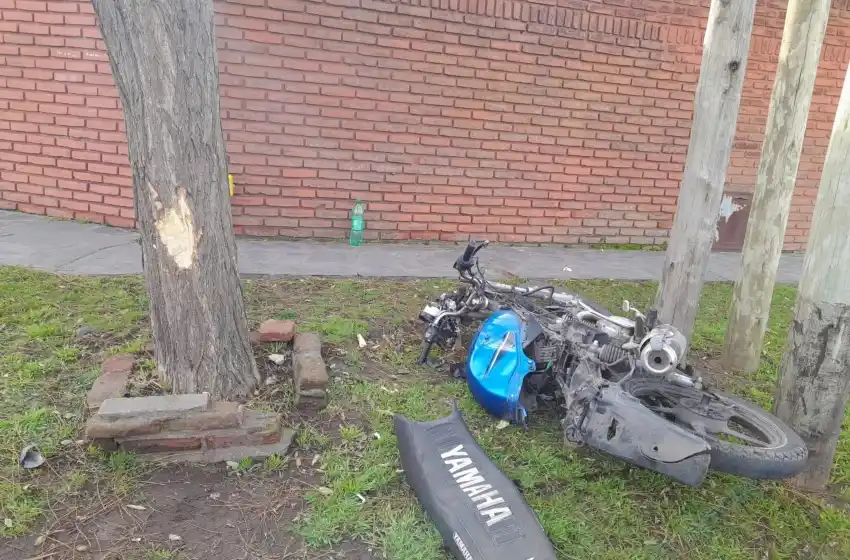 Perdió el control de su moto y chocó contra un árbol