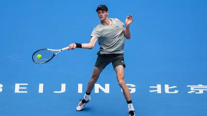 Jannik Sinner regresó al circuito con una victoria contundente