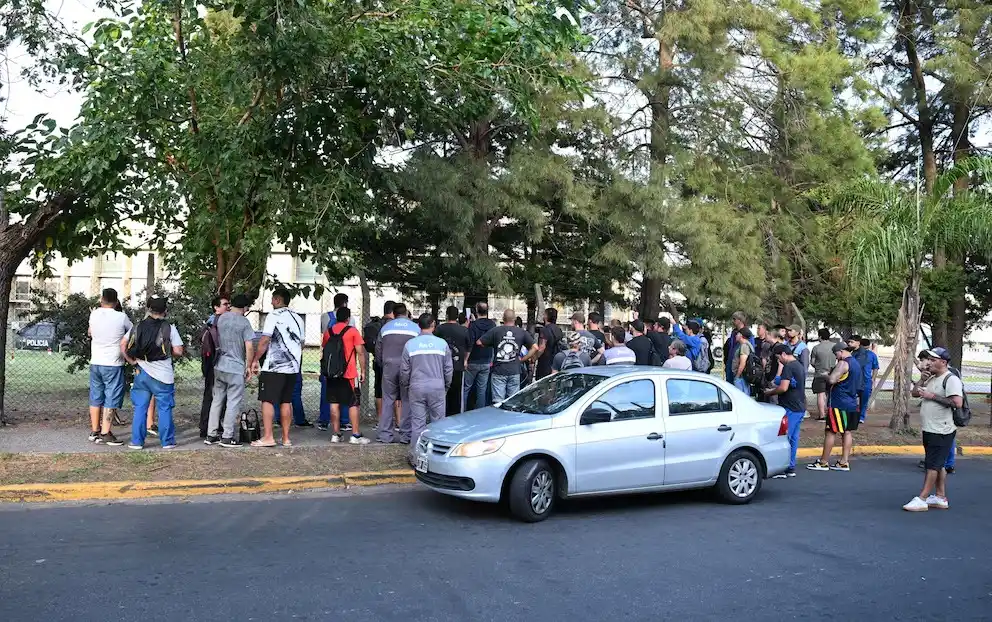 Drama de trabajadores tras cierre de FATE San Fernando: "Pusieron un cartel y 900 familias quedamos en la calle"