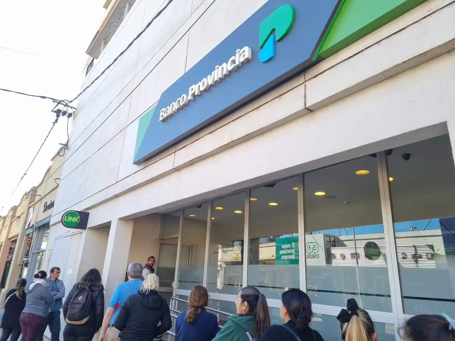 Se olvidó la tarjeta en el cajero y le robaron 30 mil pesos