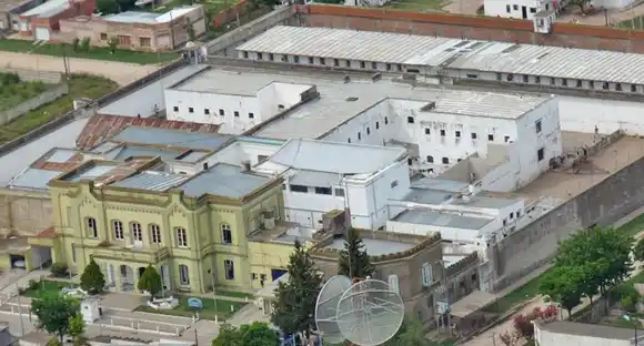 Confirman prisión preventiva para inspector escolar, profesor y modisto acusados de violar a un adolescente