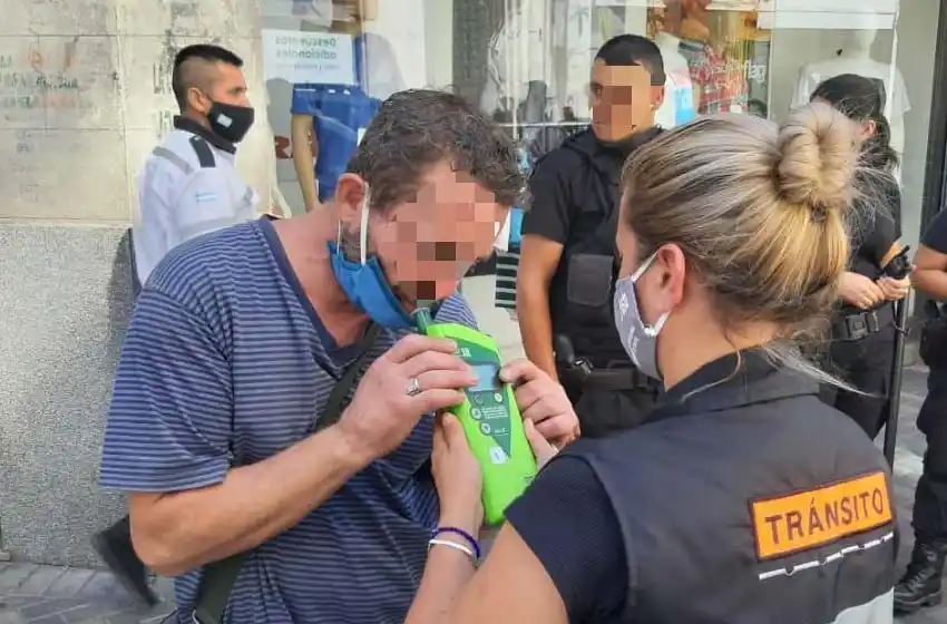 Irresponsable al volante: detectaron a un hombre que condujo totalmente alcoholizado en pleno centro