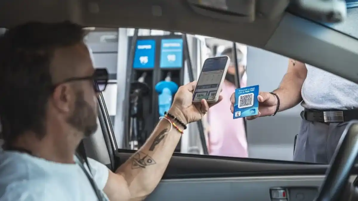 YPF habilita pagos en dólares: cómo funciona la nueva opción para usuarios en estaciones de servicio.