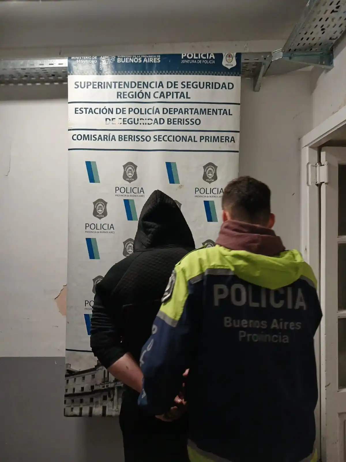 Insólito caso en Berisso: lo sorprendieron defecando en la calle, insultó a la policía y terminó detenido