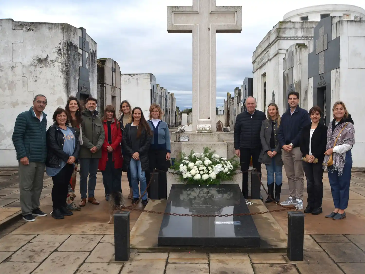 El sábado 17, el intendente Gizzi juanto a su equipo de trabajo colocó una ofrenda floral en el cementerio local, en homenaje a Juan Cañás y Rey, fundador de la ciudad. Foto: Municipalidad de Villa Cañás.